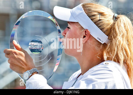 23. August 2010 - Montreal, Quebec, Kanada - #2 gesetzten Spieler, Caroline Wozniacki (DEN), Jusy dauerte 74 Minuten gewinnt den Rogers Cup-Finale im Uniprix Stadium in Montreal, Quebec, Kanada. Wozniacki besiegte Vera Zvonareva 6-3, 6-2 gewinnen die Meisterschaft am Montagnachmittag Wochenende regen Verzögerungen. (Kredit-Bild: © Leon Switzer/Southcreek Global/ZUMApress.com) Stockfoto