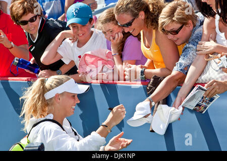 23. August 2010 - Montreal, Quebec, Kanada - #2 gesetzten Spieler, Caroline Wozniacki (DEN), Jusy dauerte 74 Minuten gewinnt den Rogers Cup-Finale im Uniprix Stadium in Montreal, Quebec, Kanada. Wozniacki besiegte Vera Zvonareva 6-3, 6-2 gewinnen die Meisterschaft am Montagnachmittag Wochenende regen Verzögerungen. (Kredit-Bild: © Leon Switzer/Southcreek Global/ZUMApress.com) Stockfoto