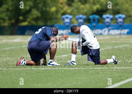 24. August 2010 - Earth City, Missouri, Vereinigte Staaten von Amerika - Saint Louis Rams Defensive Tackle Clifton Ryan (#95) und St. Louis Rams Wide Receiver Keenan Burton (#14) hat ein paar Worte vor der Praxis.  St. Louis Rams am Nachmittag Trainingslager war Russell Training Center in Earth City, Missouri. (Kredit-Bild: © Jimmy Simmons/Southcreek Global/ZUMApress.com) Stockfoto