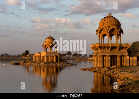 Wunderbare Gebäude rund um Gadir Sagar Tank, ein Wasser-Reservoir des dreizehnten Jahrhunderts, Wasser in die Stadt zu bieten. Stockfoto