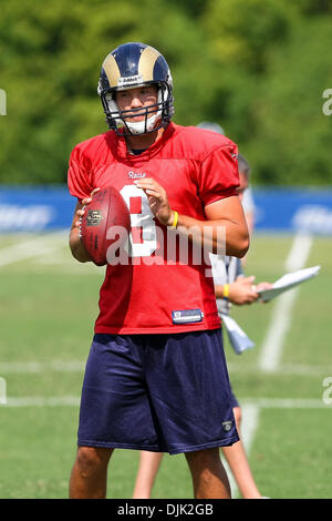 24. August 2010 statt - Earth City, Missouri, Vereinigte Staaten von Amerika - Saint Louis Rams Quarterback Sam Bradford (#8) in St. Louis Rams am Nachmittag Trainingslager im Russell-Ausbildungszentrum in Earth City, Missouri. (Kredit-Bild: © Scott Kane/Southcreek Global/ZUMApress.com) Stockfoto