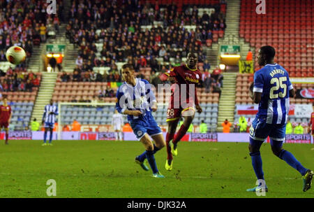 Wigan, England. 28. November 2013. Junior Malanda des SV Zulte Waregem (BEL) locken den Ball ins Netz und erhält den Gewinner während des Europa-League-Spiels zwischen Wigan V SV Zulte Waregem aus der DW-Stadion. Bildnachweis: Aktion Plus Sport/Alamy Live-Nachrichten Stockfoto