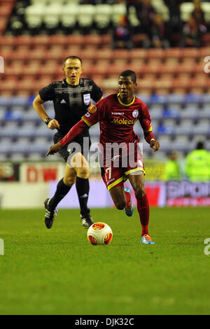 Wigan, England. 28. November 2013. Habib Habibou des SV Zulte Waregem (BEL) in Aktion während des Europa-League-Spiels zwischen Wigan V SV Zulte Waregem aus der DW-Stadion. Bildnachweis: Aktion Plus Sport/Alamy Live-Nachrichten Stockfoto