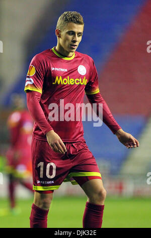 Wigan, England. 28. November 2013. Thorgan Gefahr des SV Zulte Waregem (BEL) spielt in der Champions League-Spiel zwischen Wigan V SV Zulte Waregem aus der DW-Stadion. Er erwartet den belgischen goldenen Schuh im Januar Credit: Action Plus Sport/Alamy Live News Stockfoto