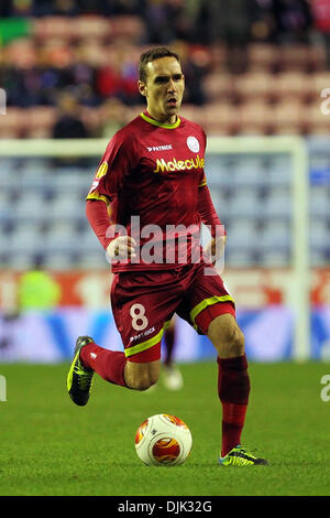 Wigan, England. 28. November 2013. Sven Kums der SV Zulte Waregem (BEL) in Aktion während des Europa-League-Spiels zwischen Wigan V SV Zulte Waregem aus der DW-Stadion. Bildnachweis: Aktion Plus Sport/Alamy Live-Nachrichten Stockfoto