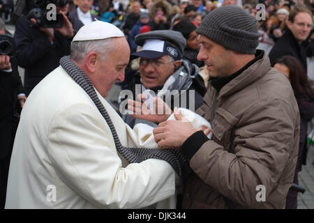 Vatikan, Rom, Italien. 27. November 2013. Papst Francis, während ein sehr kalter Tag im Piazza San Pietro, ändern seinen Schal mit einer Kranken Person und seine Helfer in der Generalaudienz vom 27. November 2013 Credit: wirklich Easy Star/Alamy Live News Stockfoto