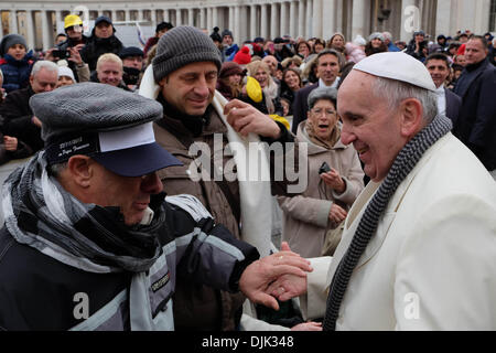 Vatikan, Rom, Italien. 27. November 2013. Papst Francis, während ein sehr kalter Tag im Piazza San Pietro, ändern seinen Schal mit einer Kranken Person und seine Helfer in der Generalaudienz vom 27. November 2013 Credit: wirklich Easy Star/Alamy Live News Stockfoto