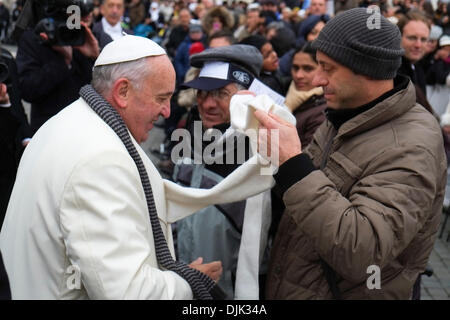 Vatikan, Rom, Italien. 27. November 2013. Papst Francis, während ein sehr kalter Tag im Piazza San Pietro, ändern seinen Schal mit einer Kranken Person und seine Helfer in der Generalaudienz vom 27. November 2013 Credit: wirklich Easy Star/Alamy Live News Stockfoto