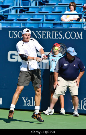 26. August 2010 - New Haven, Connecticut, Vereinigte Staaten von Amerika - Evgeny Korolev (KAZ) liefert eine Rückhand während der Pilot Pen Tennis Halbfinale. (Kredit-Bild: © Mark Box/Southcreek Global/ZUMApress.com) Stockfoto