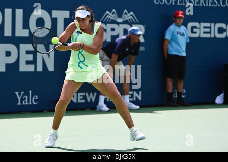 26. August 2010 - New Haven, Connecticut, Vereinigte Staaten von Amerika - #6 Samen Marion Bartoli (FRA) zeigt ihre leistungsstarke Rückhand in die zweite Reihe von Matches beim Pilot Pen Tennisturnier. (Kredit-Bild: © Mark Box/Southcreek Global/ZUMApress.com) Stockfoto