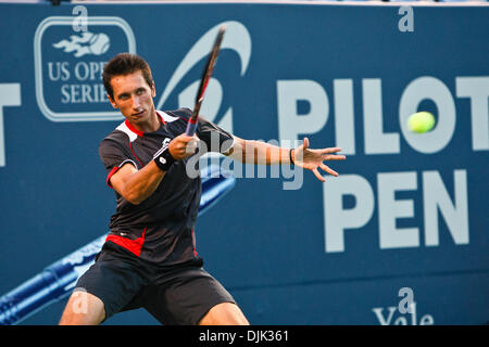 26. August 2010 - New Haven, Connecticut, Vereinigte Staaten von Amerika - #9 Samen Sergiy Stakhovsky (UKR) kehrt eine dienen für Spielpunkt während der erste Satz von das Viertelfinale. (Kredit-Bild: © Mark Box/Southcreek Global/ZUMApress.com) Stockfoto