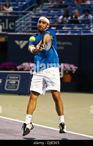 26. August 2010 - New Haven, Connecticut, Vereinigte Staaten von Amerika - #1 Samen Marcos Baghdatis (CYP) macht einen springenden Rückhand Schuss während des Viertelfinales von Pilot Pen Tennis Turnier. (Kredit-Bild: © Mark Box/Southcreek Global/ZUMApress.com) Stockfoto