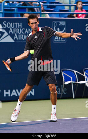 26. August 2010 - New Haven, Connecticut, Vereinigte Staaten von Amerika - Samen #9 Sergiy Stakhovsky (UKR) machen eine Vorhand Schuss während des Viertelfinales beim Pilot Pen Tennisturnier übereinstimmen. (Kredit-Bild: © Mark Box/Southcreek Global/ZUMApress.com) Stockfoto