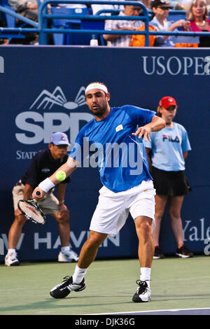 26. August 2010 - New Haven, Connecticut, Vereinigte Staaten von Amerika - #1 Samen Marcos Baghdatis (CYP) macht eine Vorhand Schuss während des Viertelfinales bei der Pilot Pen Tennis-Turnier. (Kredit-Bild: © Mark Box/Southcreek Global/ZUMApress.com) Stockfoto