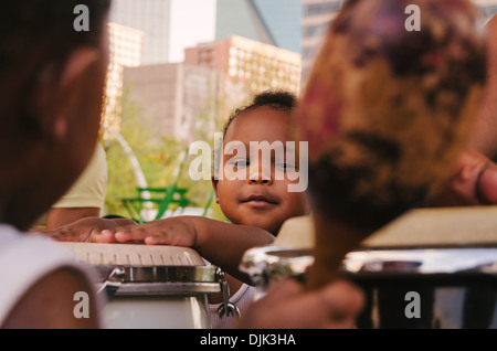 Afroamerikanischen Kind spielt Bongos in Klyde Park, Downtown Dallas. Stockfoto