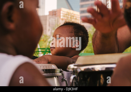 Afroamerikanischen Kind spielt Bongos in Klyde Park, Downtown Dallas. Stockfoto