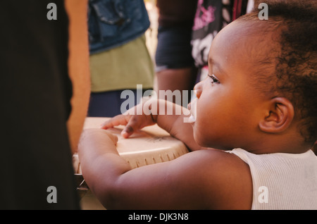 Afroamerikanischen Kind spielt Bongos in Klyde Park, Downtown Dallas. Stockfoto