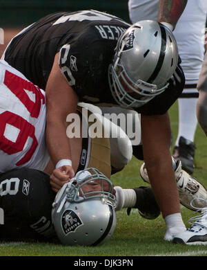 28. August 2010 - Oakland, Kalifornien, USA - Oakland Raiders offensive Tackle JARED VELDHEER #68 überprüfen auf quarterback JASON CAMPBELL #8 nach Campbell bei den Oakland Raiders gegen San Francisco 49ers Fußballspiel in Oakland im Alameda County Coliseum Samstag entlassen wurde. Die 49ers schlagen die Raiders 28 - 24. (Bild Kredit: Al-Golub/ZUMApress.com) Stockfoto