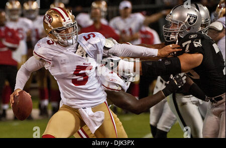 28. August 2010 - Oakland, Kalifornien - San Francisco 49ers quarterback DAVID CARR #5-Kampf aus Oakland Raiders defensive Tackle CHRIS COOPER #78 bei den Oakland Raiders gegen San Francisco 49ers Fußballspiel in Oakland im Alameda County Coliseum Samstag. Die 49ers schlagen die Raiders 28 - 24. (Bild Kredit: Al-Golub/ZUMApress.com) Stockfoto