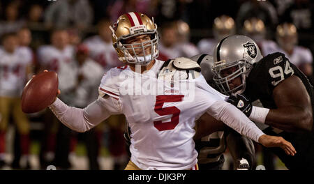 28. August 2010 - Oakland, Kalifornien - San Francisco 49ers Quarterback DAVID CARR #5 erwischt Oakland Raiders defensive Tackle WILLIAM JOSEPH #94 bei den Oakland Raiders Vs San Francisco 49ers Fußballspiel in Oakland im Alameda County Coliseum Samstag. Die 49ers schlagen die Raiders 28 - 24. (Bild Kredit: Al-Golub/ZUMApress.com) Stockfoto