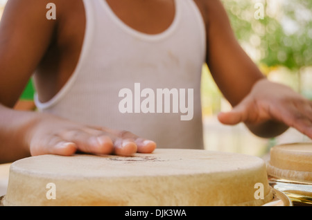 Afroamerikanischen Kind spielt Bongos in Klyde Park, Downtown Dallas. Stockfoto