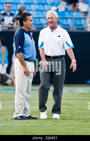 28. August 2010 - Charlotte, North Carolina, Vereinigte Staaten von Amerika - Carolina Panthers Head coach John Fox und die Tennessee Titans Cheftrainer Jeff Fisher Chat vor dem Spiel bei Bank of America Stadium, Charlotte NC. (Kredit-Bild: © Mark Abbott/Southcreek Global/ZUMApress.com) Stockfoto