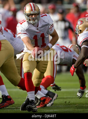 28. August 2010 - Oakland, Kalifornien, USA - SF 49ers quarterback ALEX SMITH #11 in spielen gegen die Oakland Raiders. (Kredit-Bild: © William Mancebo/ZUMApress.com) Stockfoto