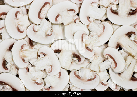 In Scheiben geschnittenen frischen Champignons Schaltflächenhintergrund Stockfoto