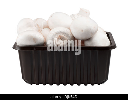 Schachtel mit frischen Champignons in einem Plastikbehälter, die oft in Supermärkten isoliert auf einem weißen Hintergrund zu finden Stockfoto