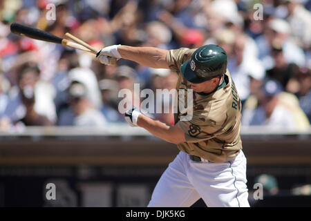 29. August 2010 - San Diego, California, Vereinigte Staaten von Amerika - Padres Clayton Richard bricht seinen Schläger während der Spielaktion gegen die Phillies.  Philadelphia Phillies schlagen die San Diego Padres 5-0 im Petco Park in San Diego Kalifornien. (Kredit-Bild: © Nick Morris/Southcreek Global/ZUMApress.com) Stockfoto