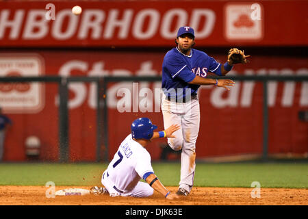 29. August 2010 - Kansas City, Missouri, Vereinigte Staaten von Amerika - Texas Rangers Shortstop Elvis Andrus (#1, rechts) macht das Out im zweiten gegen die Kansas City Royals Center Fielder Gregor Blanco (#7, links) während eines Spiels zwischen den Texas Rangers und die Kansas City Royals im Kauffman Stadium. Die Rangers besiegte die Royals 3-0. (Kredit-Bild: © Scott Kane/Southcreek Global/ZUMApr Stockfoto