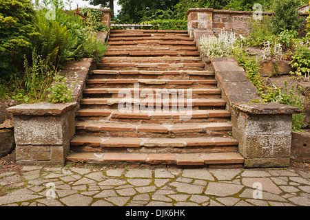 Natürliche Stein Treppe steigen in die Ferne und zentrierte tolles Konzept für Reisen Stockfoto