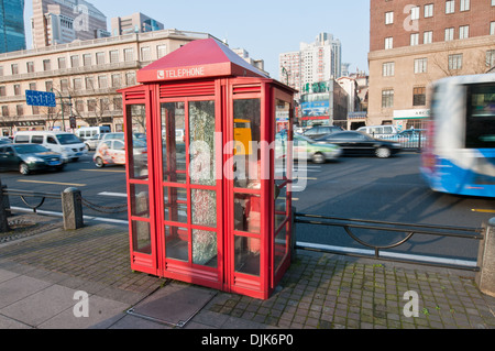 Telefonzelle an der mittleren Xizang Road in Huangpu District, Shanghai, China Stockfoto