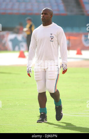 31. August 2010 - Miami Gardens, Florida, Vereinigte Staaten von Amerika - 27. August 2010: Ricky Williams (#34) Running Back für die Miami Dolphins wärmt sich vor dem Spiel zwischen den Atlanta Falcons und die Miami Dolphins in Miami Gardens, Florida (Credit-Bild: © Aaron Gilbert/Southcreek Global/ZUMApress.com) Stockfoto