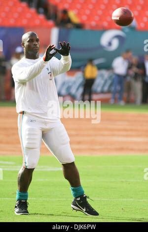 31. August 2010 - Miami Gardens, Florida, Vereinigte Staaten von Amerika - 27. August 2010: Ricky Williams (#34) Running Back für die Miami Dolphins wärmt sich vor dem Spiel zwischen den Atlanta Falcons und die Miami Dolphins in Miami Gardens, Florida (Credit-Bild: © Aaron Gilbert/Southcreek Global/ZUMApress.com) Stockfoto