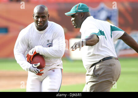 31. August 2010 - Miami Gardens, Florida, Vereinigte Staaten von Amerika - 27. August 2010: Ricky Williams (#34) Running Back für die Miami Dolphins wärmt sich vor dem Spiel zwischen den Atlanta Falcons und die Miami Dolphins in Miami Gardens, Florida (Credit-Bild: © Aaron Gilbert/Southcreek Global/ZUMApress.com) Stockfoto