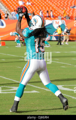 31. August 2010 - Miami Gardens, Florida, Vereinigte Staaten von Amerika - 27. August 2010: Devon Bess (#15) Wide Receiver für die Miami Dolphins wärmt sich vor dem Spiel zwischen den Atlanta Falcons und die Miami Dolphins in Miami Gardens, Florida (Credit-Bild: © Aaron Gilbert/Southcreek Global/ZUMApress.com) Stockfoto