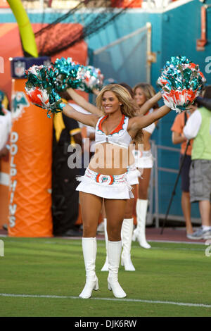 31. August 2010 - Miami Gardens, Florida, Vereinigte Staaten von Amerika - 27. August 2010: Miami Dolphins Cheerleader während des Spiels zwischen den Atlanta Falcons und die Miami Dolphins in Miami Gardens, Florida (Credit-Bild: © Aaron Gilbert/Southcreek Global/ZUMApress.com) Stockfoto