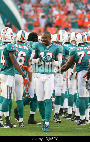 31. August 2010 - Miami Gardens, Florida, Vereinigte Staaten von Amerika - 27. August 2010: Pre-Game Festlichkeiten vor dem Spiel zwischen den Atlanta Falcons und die Miami Dolphins in Miami Gardens, Florida (Credit-Bild: © Aaron Gilbert/Southcreek Global/ZUMApress.com) Stockfoto