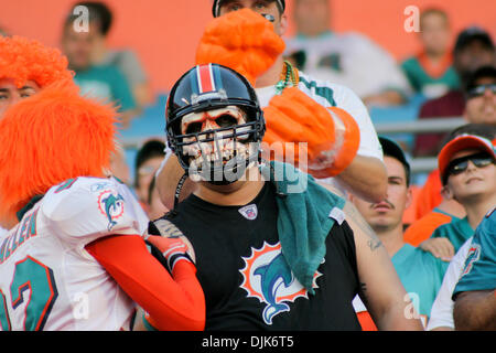 31. August 2010 - Miami Gardens, Florida, Vereinigte Staaten von Amerika - 27. August 2010: Miami Dolphin Fans während des Spiels zwischen den Atlanta Falcons und die Miami Dolphins in Miami Gardens, Florida (Credit-Bild: © Aaron Gilbert/Southcreek Global/ZUMApress.com) Stockfoto