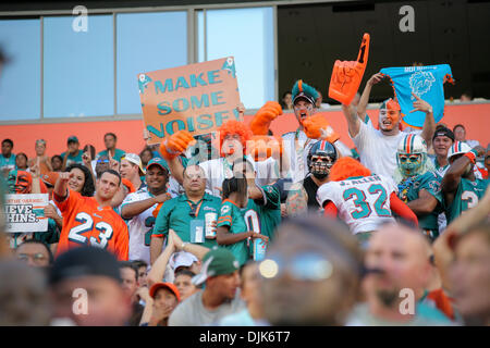 31. August 2010 - Miami Gardens, Florida, Vereinigte Staaten von Amerika - 27. August 2010: Miami Dolphin Fans während des Spiels zwischen den Atlanta Falcons und die Miami Dolphins in Miami Gardens, Florida (Credit-Bild: © Aaron Gilbert/Southcreek Global/ZUMApress.com) Stockfoto