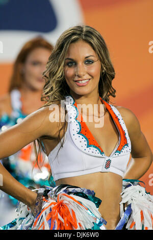 31. August 2010 - Miami Gardens, Florida, Vereinigte Staaten von Amerika - 27. August 2010: Miami Dolphins Cheerleader während des Spiels zwischen den Atlanta Falcons und die Miami Dolphins in Miami Gardens, Florida (Credit-Bild: © Aaron Gilbert/Southcreek Global/ZUMApress.com) Stockfoto