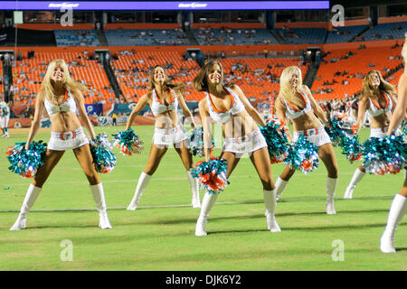 31. August 2010 - Miami Gardens, Florida, Vereinigte Staaten von Amerika - 27. August 2010: Miami Dolphins Cheerleader während des Spiels zwischen den Atlanta Falcons und die Miami Dolphins in Miami Gardens, Florida (Credit-Bild: © Aaron Gilbert/Southcreek Global/ZUMApress.com) Stockfoto