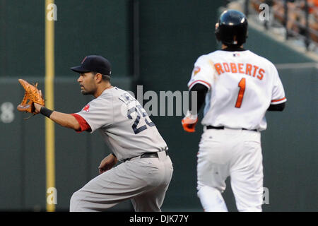 Sep 01, 2010 - Baltimore, Maryland, Vereinigte Staaten von Amerika - Boston Red Sox erster Basisspieler Mike Lowell (25) wartet die werfen während der zweiten Inning der Mittwoch Abend Spiel at Camden Yards in Baltimore, Maryland Baltimore Orioles zweiter Basisspieler Brian Roberts (1) zuerst raus Boston Red Sox besiegte Baltimore Orioles 9-6. (Kredit-Bild: © Russell Tracy/Southcreek Global/ZU Stockfoto