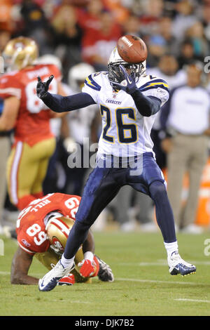 Sep 02, 2010 - San Francisco, California, Vereinigte Staaten von Amerika - San Diego Chargers CB Brandon Hughes (26) jongliert ein Möchtegern Abhören während die NFL Vorsaison Spiel zwischen den San Francisco 49ers und den San Diego Chargers im Candlestick Park.  Die 49ers lead 10-0 bei der Hälfte. (Kredit-Bild: © Matt Cohen/Southcreek Global/ZUMApress.com) Stockfoto