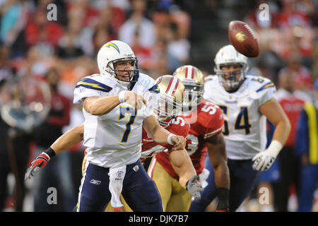 Sep 02, Druck 2010 - San Francisco, California, Vereinigte Staaten von Amerika - San Diego Chargers QB Billy Volek (7) Versionen pro Pass unter aus San Francisco 49ers LB Travis LaBoy (54) im ersten Quartal die NFL Vorsaison Spiel zwischen den San Francisco 49ers und den San Diego Chargers im Candlestick Park.  Die 49ers lead 10-0 bei der Hälfte. (Kredit-Bild: © Matt Cohen/Southc Stockfoto