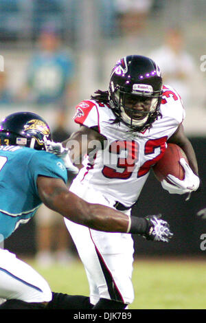 Sep 02, läuft 2010 - Jacksonville, Florida, Vereinigte Staaten von Amerika - Atlanta Falcons Runningback Jerious Norwood (#32) ein playin das Spiel gegen die Jacksonville Jaguars. Die Jaguars führen die Falcons 10-6 zur Halbzeit im Spiel bei Everbank Field in Jacksonville, FL. (Credit-Bild: © David Roseblum/Southcreek Global/ZUMApress.com) Stockfoto