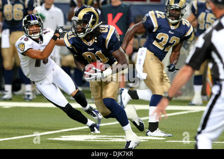 Sep 02, 2010 - Saint Louis, Missouri, Vereinigte Staaten von Amerika - Saint Louis Rams Wide Receiver Mardy Gilyard (#81) trägt den Ball als St. Louis Rams Halfback Chris Ogbonnaya (#22) und Baltimore Ravens Wide Receiver David Reed (16) von hinten während eines Spiels der Vorsaison zwischen den St. Louis Rams und die Baltimore Ravens im Edward Jones Dome in Saint Louis , Missouri Stockfoto
