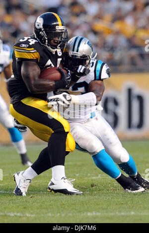 Sep 02, 2010 - Pittsburgh, Pennsylvania, Vereinigte Staaten von Amerika - Pittsburgh Steelers RB Rashard Mendenhall (#34) läuft für ein 1. Quartal 1. nach unten gegen die Carolina Panthers LB Jamar Williams macht der Angriff bei Heinz Field in Pittsburgh, Pennsylvania. (Kredit-Bild: © Paul Lindenfelser/Southcreek Global/ZUMApress.com) Stockfoto