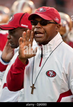 Sep 02, 2010 - San Francisco, Kalifornien, USA - 49ers Head Coach MIKE SINGLETARY während vor dem Spiel Warm Ups bei der San Francisco 49ers Vs San Diego Chargers NFL Preseason Fußballspiel im Candlestick Park abgehaltenen. San Francisco 49ers schlagen San Diego Chargers 17-14. (Kredit-Bild: © Al Golub/ZUMApress.com) Stockfoto